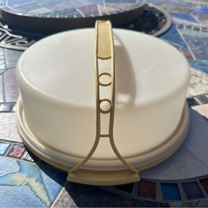Tupperware cake or pie carrier